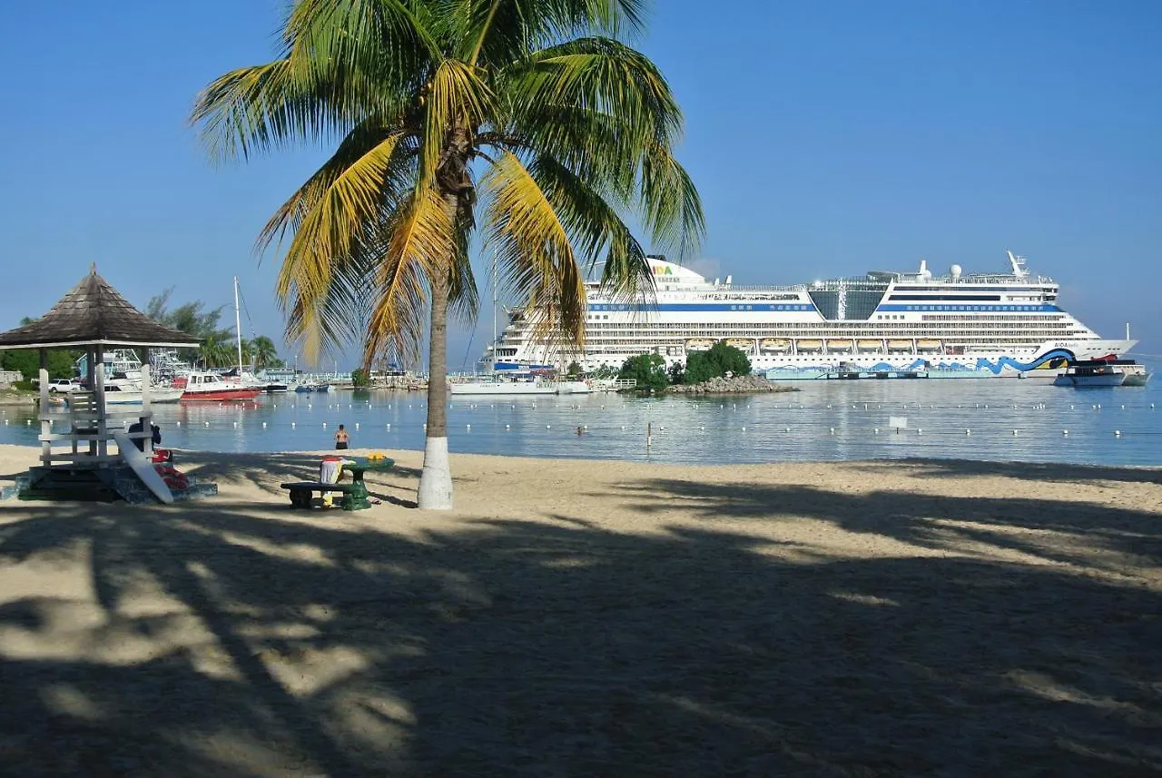 Beach One Bedroom Suite A17 Ocho Rios Apartmanhotel